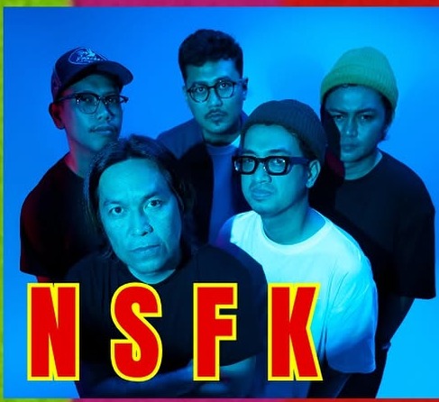 NSFK, lima personel dalam pencahayaan biru