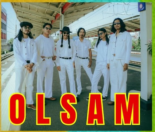 OLSAM, enam personel berpakaian putih di peron stasiun